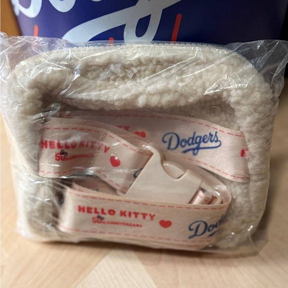 World Series Champion Dodgers💙 HelloKitty belt bag/crossbody New in sealed bag - Picture 4 of 8